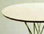 Diseño de mesa circular con pedestal de varillas.